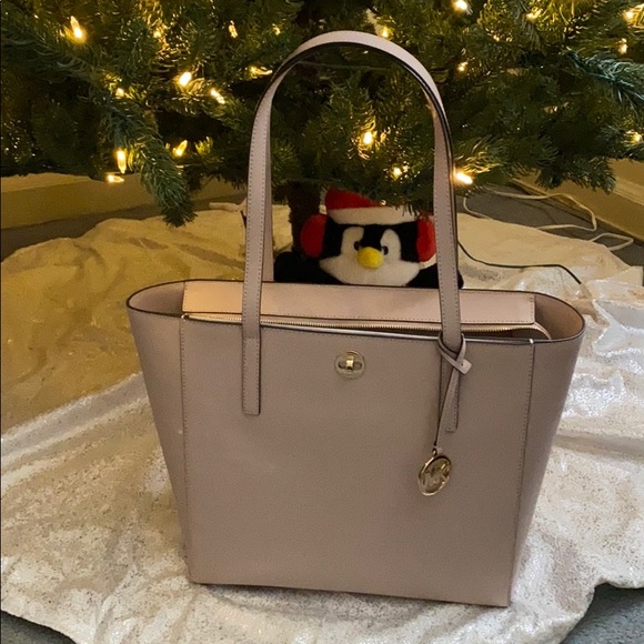 Michael Kors Handbags - Large pale pink Michael Kors Rivington Tote